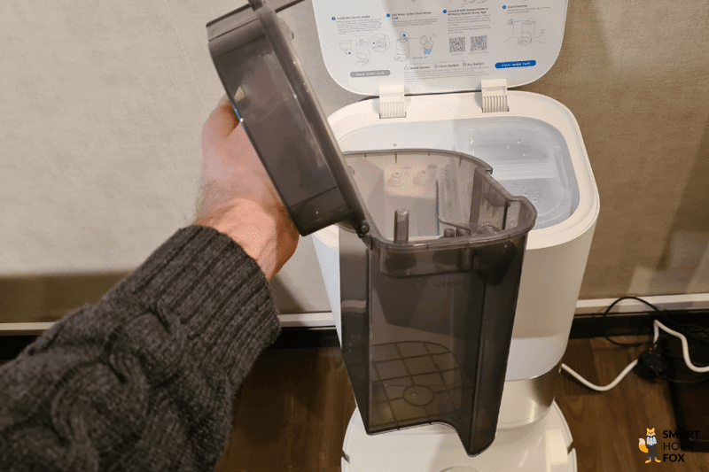 The two water tanks of the Dreame L10s Ultra base station can be seen in the close-up.